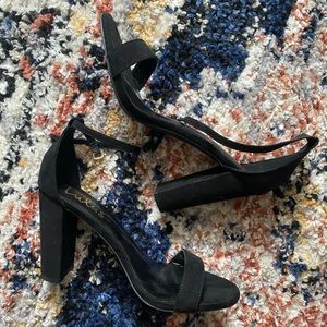 Lulu’s black heels